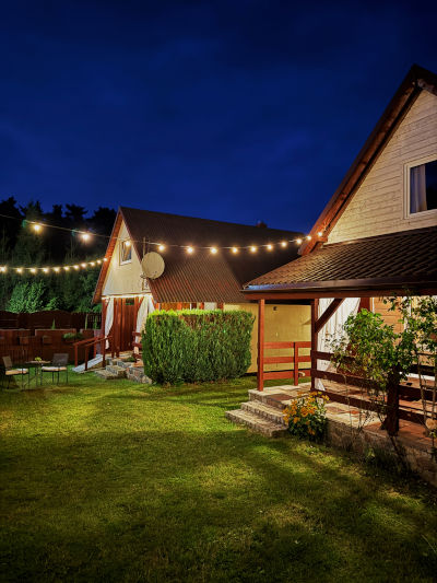 Zdjęcie domku nocą 1