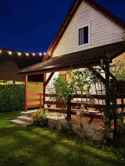 Zdjęcie domku nocą 2