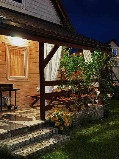 Zdjęcie domku nocą 3