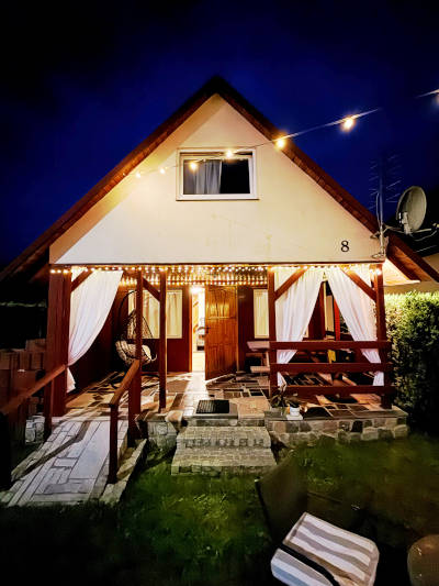 Zdjęcie domku nocą 4