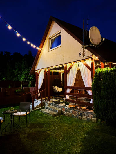 Zdjęcie domku nocą 5