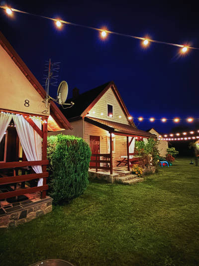 Zdjęcie domku nocą 6