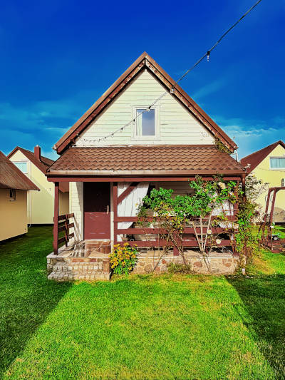 Zdjęcie domku za dnia 1