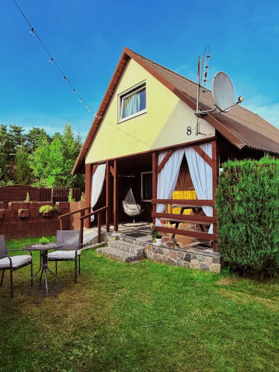 Zdjęcie domku za dnia 2