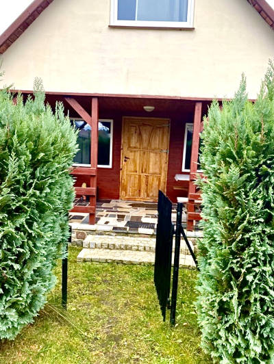 Zdjęcie domku za dnia 2