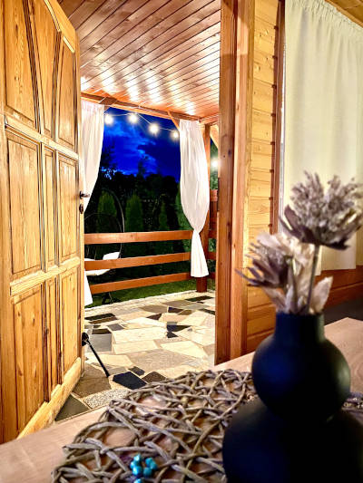 Zdjęcie domku nocą 7