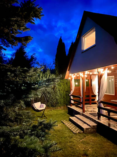 Zdjęcie domku nocą 8
