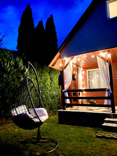 Zdjęcie domku nocą 10