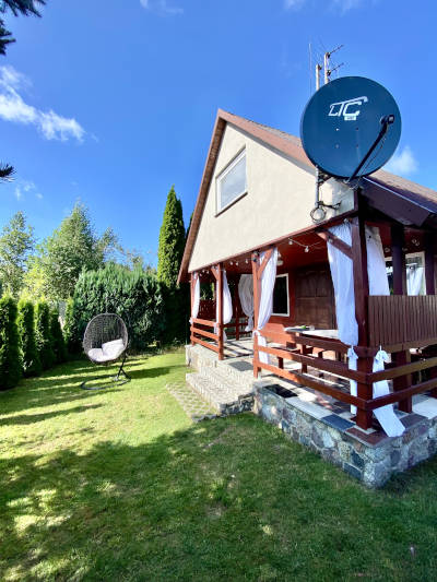 Zdjęcie domku za dnia 6