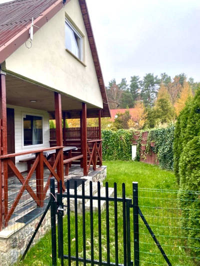 Zdjęcie domku za dnia 1