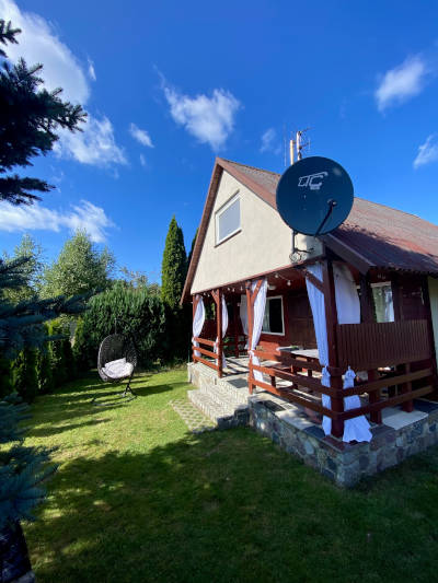 Zdjęcie domku za dnia 9