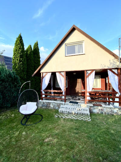 Zdjęcie domku za dnia 11