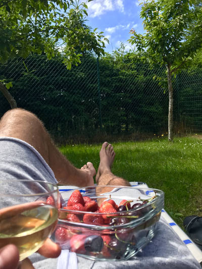 Mężczyzna w ogródku przy domku